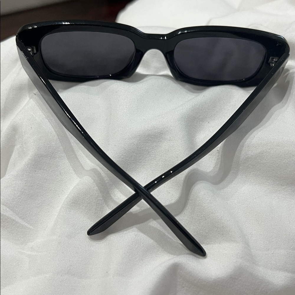 Black slim Rectangular Sunglasses - Picture 2 of 4
